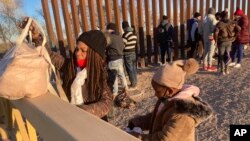 Para pencari suaka menunggu proses imigrasi untuk memasuki wilayah AS di perbatasan Meksiko dengan Yuma, Arizona, AS (foto: dok). 