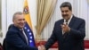 El viceministro de Defensa de Rusia, Yuri Borisov, y el presidente de Venezuela, Nicolás Maduro, se estrechan la mano en el Palacio Presidencial de Caracas, Venezuela, el 16 de febrero de 2022.