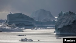 Arhiva - Ledeni bregovi plutaju u zalivu Disko, u blizini Ilulisata, Grenland, 14. septembra 2021.