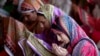 Wanita Pakistan melakukan salat Jumat di masjid bersejarah Badshahi selama bulan puasa Ramadhan, di Lahore, Pakistan, 24 Juni 2016. (Foto: AP)
