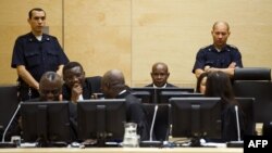 mntan pemimpin miltan Kongo, Mathieu Ngudjolo (tengah) menunggu keputusan hakim di Mahkamah Kejahatan Internasional (ICC) (18/12).