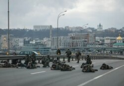 Pripadnici Nacionalne garde Ukrajine zauzimaju položaje u centru Kijeva, 25. februar 2022.
