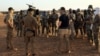 Des officiers des Forces spéciales de la Marine française forment des soldats maliens des FAMA dans le cadre de la nouvelle mission militaire de la Force Takuba dans la base militaire malienne de Menaka, le 6 décembre 2021.