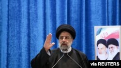 Presiden Iran Ebrahim Raisi menyampaikan khotbah dalam Salat Jumat di Teheran, pada 11 Februari 2022. (Foto: President Website/WANA (West Asia News Agency)/Handout via Reuters)