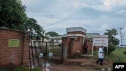 Un médecin passe devant une entrée de l'hôpital central de Kamuzu à Lilongwe, au Malawi, le 18 janvier 2021. Un cas de poliomyélite dans le pays a provoqué la déclaration d'une urgence sanitaire nationale.
