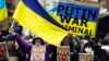 Proukrajinski demonstranti u blizini ruske misije UN-a, 24. februar 2022.