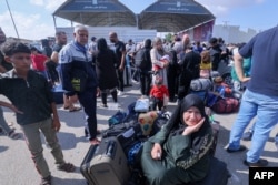 Wapalestina baadhi yao wakiwa na pasipoti za kigeni wakitarajiwa kuvuka kuingia Misri, huku wengine wakisubiri misaada iletwe Ukanda wa Gaza, October 16, 2023.