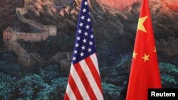 美国和中国国旗。