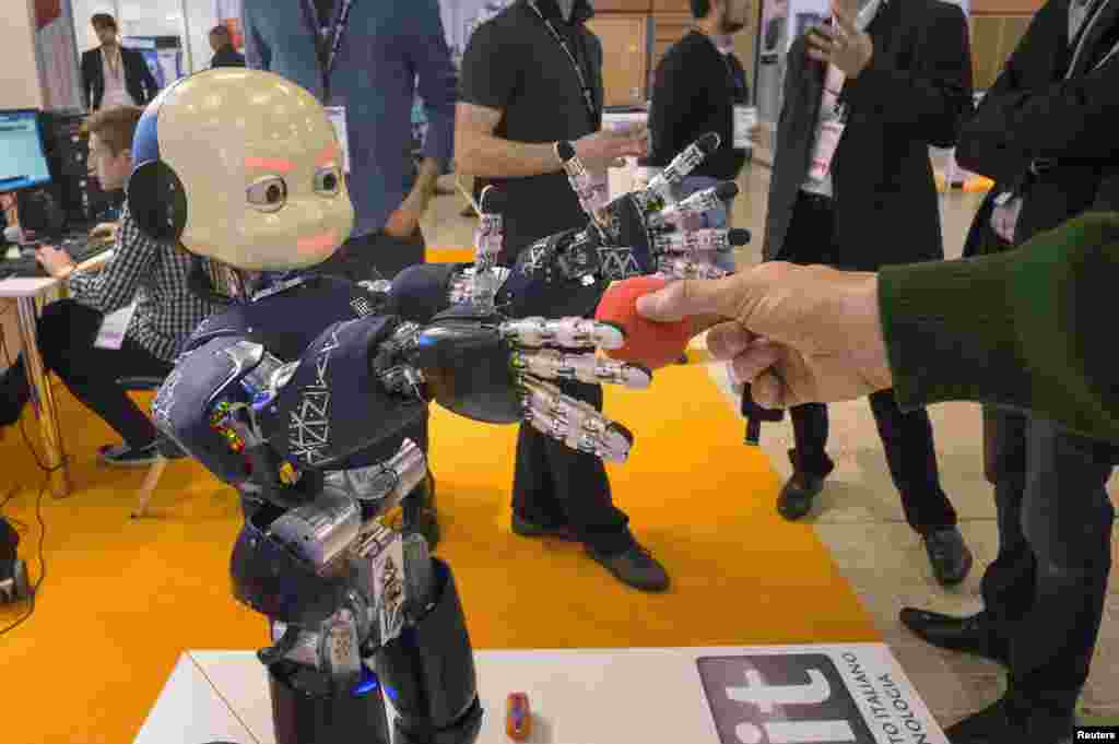 Salah satu robot manusia ikut dipamerkan dalam pameran teknologi robot di kota Lyon, Perancis.&nbsp;