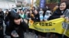 17일 한국에서 수능시험을 치른 가운데, 서울의 한 입시장에서 수험생들이 후배들의 응원을 받으며 입장하고 있다.