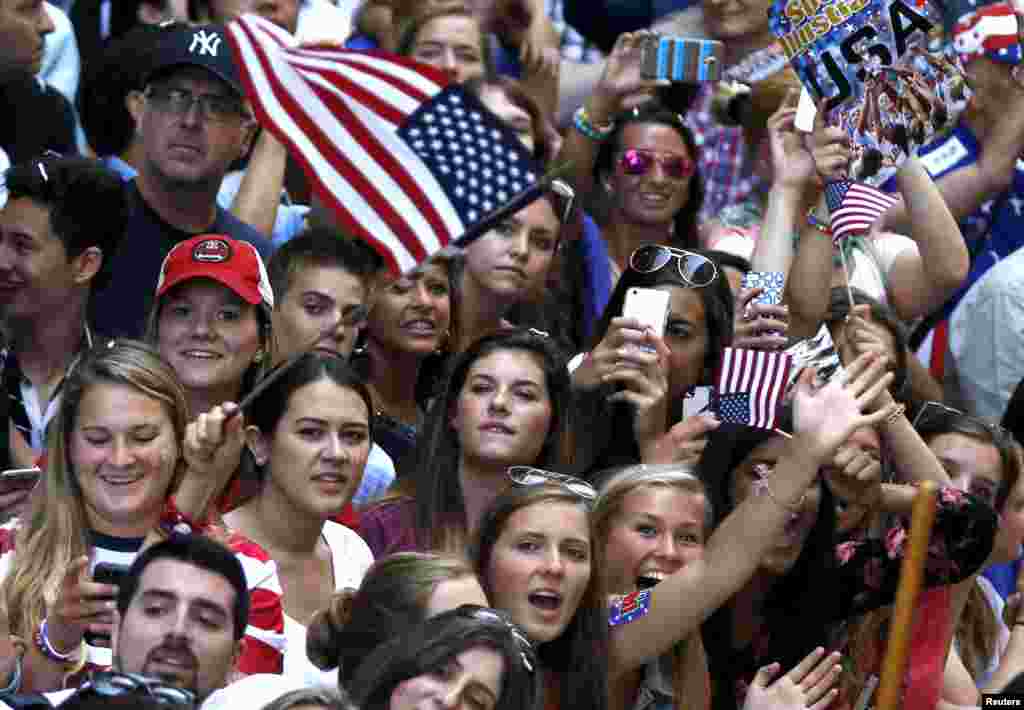 Fans pack the sidewalks to view the U.S. women&#39;s soccer team riding in floats during the ticker-tape parade up Broadway in lower Manhattan to celebrate their World Cup final win, in New York, July 10, 2015.