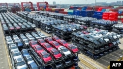 Električni automobili BYD čekaju da budu ukrcani na brod na međunarodnom kontejnerskom terminalu luke Taicang u luci Suzhou, u istočnoj kineskoj provinciji Jiangsu.