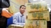 បុគ្គលិក​នៃ​សាខា​ធនាគារ​វិនិយោគ​និង​អភិវឌ្ឍន៍​មួយ នៅ​ក្នុង​ទីក្រុង​ហាណូយ​នៃ​ប្រទេស​វៀតណាម កំពុង​រាប់​ប្រាក់​ដុង​រៀតណាម។
