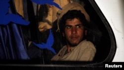 FILE - Seorang pejuang ISIS terlihat di dalam bus saat ia berangkat dari zona perbatasan Lebanon-Suriah di Qalamoun, Suriah 28 Agustus 2017. (REUTERS/Omar Sanadiki)