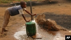 Trop souvent en Afrique, le ravitaillement en eau ne respecte pas les règles de l'hygiène