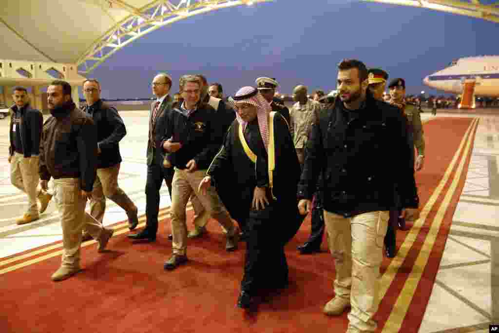 Le Secrétaire américain à la Défense Ashton Carter est accueilli par le ministre de la Défense koweïtien Cheikh Khalid al-Jarrah al-Sabah à son arrivée à l&#39;aéroport international de Koweït City, Koweït, le 22 février 2015.