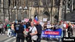 Pro-Russian demonstrators protest amid Russia's invasion of Ukraine, in CologneElena Kolbasnikova, organizatorica i voditeljica proruskih skupova, porijeklom iz Ukrajine, na skupu u Kölnu, Njemačka, 4. rujna 2022.