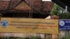រូបឯកសារ៖ ផ្ទាំង​ក្រណាត់​ផ្សព្វផ្សាយ​ពី​ការពិនិត្យ​បញ្ជី​ឈ្មោះ​និង​ការចុះ​ឈ្មោះ​បោះឆ្នោត​ឆ្នាំ​២០២១ នៅ​សាលា​សង្កាត់​ត្រើយកោះ ក្នុង​ខេត្ត​កំពត​នៃ​ប្រទេស​កម្ពុជា។ រូបថត​កាល​ពី​ដើម​ខែ​តុលា ឆ្នាំ​២០២១។ (ស៊ុន ណារិន/វីអូអេ)