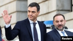 Le socialiste espagnol Pedro Sanchez salue la foule à son arrive au Parlement à Madrid, le 1er juin 2018 