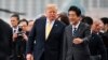 Le président américain Donald Trump, au centre, avec le Premier ministre japonais Shinzo Abe, quitte le destroyer japonais JS Kaga, après sa tournée à Yokosuka, au sud de Tokyo, le mardi 28 mai 2019.