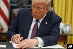 Predsjednik Donald Trump potpisuje izvršnu naredbu o državljanstvu po rođenju u Ovalnoj kancelariji Bijele kuće, u Washingtonu, 20. januara 2025. godine.