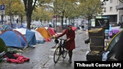 Une femme se promène au milieu des tentes d'un camp de fortune de migrants à Paris, 4 novembre 2016. 