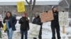 Manifestan kanpe sou Ri Prensipal vil Waitsfield, eta Vermont pou pwoteste kont vizit Vis Prezidan JD Vance, 1 Mas, 2025. 