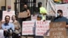 Une coalition de groupes de défense du logement protestant contre les expulsions lors d'une conférence de presse devant le gouvernorat du Massachussetts, vendredi 30 juillet 2021, à Boston. 
