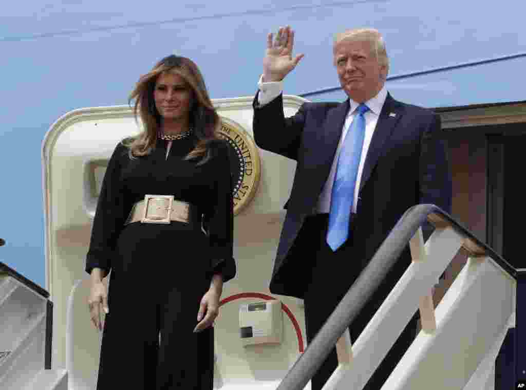 Le couple présidentiel américain salue au sortir de l&rsquo;avion - Ryad, 20 mai 2017.