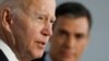 El presidente español, Pedro Sánchez, en segundo plano, observa a su homólogo estadounidense, Joe Biden, mientras conversa con los periodistas en una rueda de prensa conjunta, en Madrid, el 28 de junio de 2022.