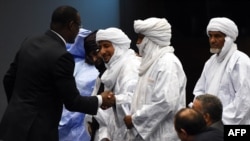 Photo d’archives : poignée de main entre le ministre malien des Affaires étrangères, Abdoulaye Diop, et les représentants des groupes rebelles armés maliens à la fin d'une cérémonie de l'accord de paix à Alger, la capitale algérienne, 1 mars 2015.