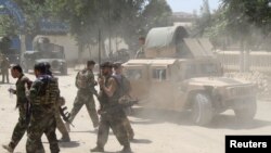 Les forces du commando afghan sur le site d'un champ de bataille où elles s'affrontent avec les insurgés talibans dans la province de Kunduz, en Afghanistan, le 22 juin 2021. REUTERS