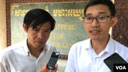 លោក​យាង​ សុធារិន្ទ​ (ស្តាំ) និង​លោក ​អ៊ួន​ ឈិន​ អតីត​អ្នក​សារព័ត៌មាន​អាស៊ី​សេរី ថ្លែង​ទៅ​កាន់​​អ្នកកាសែត​ បន្ទាប់​ពី​តុលាការ​ឧទ្ធរណ៍​បាន​សម្រេច​ច្រានចោល​បណ្តឹង​ឧទ្ធរណ៍​របស់​អ្នក​ទាំង​ពីរ ថ្ងៃទី​២១ ខែ​មិថុនា​ ឆ្នាំ​២០១៩។ (ហ៊ុល រស្មី/VOA) 