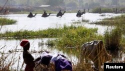 ពលរដ្ឋ​នីហ្សេរីយ៉ា​រត់​គេច​ខ្លួន​ពី​ការ​វាយប្រហារ​ដោយ​ក្រុម​ សកម្មប្រយុទ្ធ​ Boko Haram ដោយ​ចូល​ទៅ​ក្នុង​ប្រទេស​ឆាដជិតនោះ​។