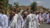 Tahanan Yaman berdiri sebelum dibebaskan dari penjara yang dikendalikan oleh pemberontak Houthi, di Sanaa, Yaman, Senin, 30 September 2019. (Foto: AP)