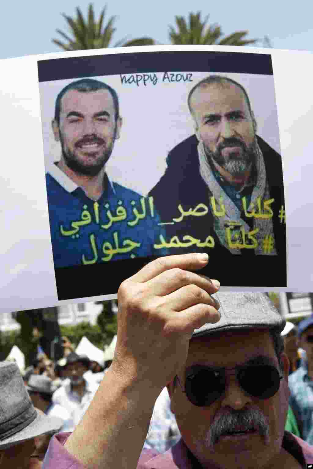 Wasu matasa na dauke da hotunan 'yan gwagarmayar farar hula Nasser Zefzafi da kuma Muhamad Jaloul wanda aka kama a lokacin wata zanga zanga nuna kin jin gwamnati da ka yi a garin Al-Hoceima, ranar Lahadi 11 ga watan Yuni shekarar 2017.
