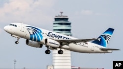 យន្តហោះ​របស់ EgyptAir កំពុងហោះហើរពីប៉ារីសទៅកាន់ទីក្រងគែរកាលពីឆ្នាំ២០១៥។