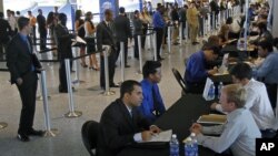 Para pencari kerja AS menghadiri sebuah bursa kerja di Miami, Florida (foto: dok). 