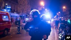 Des policiers dans Paris, 13 novembre 2015