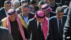 Iordaniya qiroli Abdulla "Islomiy davlat" yoqib o'ldirgan uchuvchi Muaz al-Kasasbaning oilasi bilan, Karak qishlog'i, 5-fevral, 2014