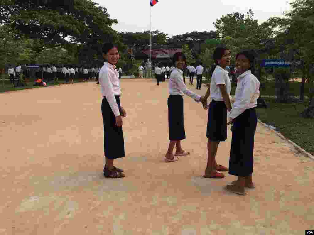 សិស្ស​ស្រី​នៅ​វិទ្យាល័យ​ហ៊ុន សែន​ប្រាសាទ​បាគង ដែល​លោកស្រី Michelle Obama បាន​ទៅ​ធ្វើ​ទស្សនកិច្ច​នៅ​ថ្ងៃសៅរ៍ ទី២១ ខែមីនា ឆ្នាំ២០១៥ ក្នុង​ខេត្ត​សៀមរាប នៃ​ប្រទេស​កម្ពុជា។