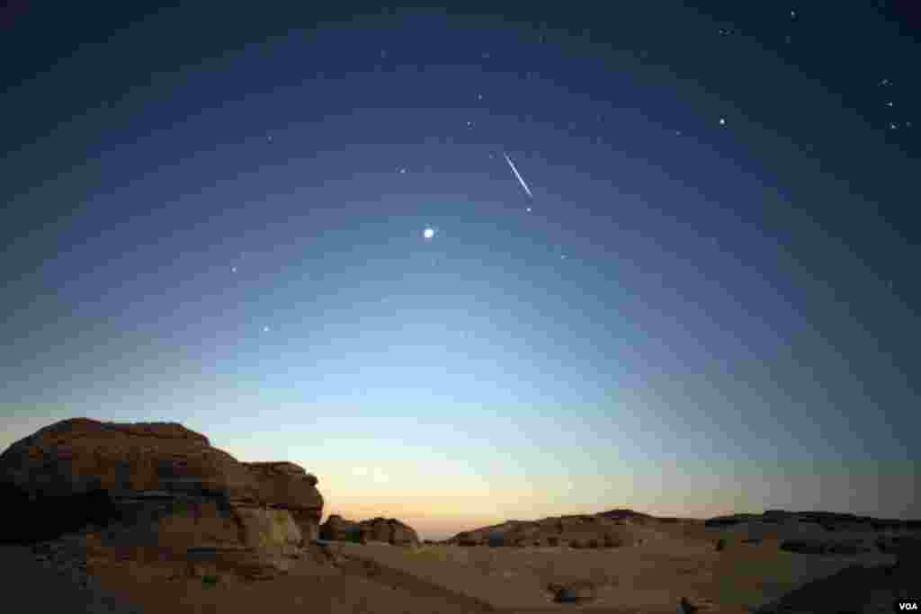 A meteor is seen in the sky during the Perseid Meteor Shower in the Valley of Whales, in Fayoum, Egypt, Aug. 12, 2017. (H. Elrasam/VOA)