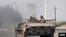Para anggota pasukan Yaman saat melakukan operasi menumpas militan di Zinjibar, Yaman selatan.