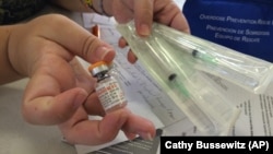 Seorang petugas kesehatan masyarakat memperlihatkan ampul obat naloxone dan suntikan yang didistribusikan di Honolulu, Hawaii, untuk memerangi overdosis narkoba, 12 September 2016. (Foto: Cathy Bussewitz/AP) 
