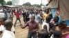 Manifestants guinéens fuyant les forces de sécurité au stade du 28 Septembre à Conakry. Au moins 157 personnes ont été tuées et des dizaines de femmes violées, le 28 septembre 2009 en Guinée. 