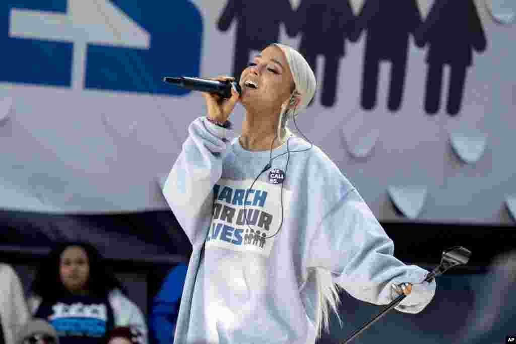 តារាចម្រៀង នាងAriana Grande សម្តែង​នៅក្នុង​&laquo;ការដើរ​ក្បួន​ដើម្បី​ជីវិត​របស់​យើង&raquo; ជា​ការគាំទ្រ​ដល់​ការ​ឲ្យ​មាន​ការគ្រប់គ្រង​កាំភ្លើង​ក្នុង​រដ្ឋធានី​វ៉ាស៊ីនតោន​នៅ​ថ្ងៃទី២៤ ខែមីនា ឆ្នាំ២០១៨។