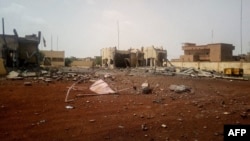 Une photo prise à Sevare au centre du Mali, le 29 juin 2018, montre des débris dispersés devant le quartier général de la force antiterroriste, le G5 Sahel, après une attaque d'un kamikaze qui a tenté de pénétrer dans la base. / AFP PHOTO / STRINGER