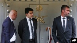 Petugas keamanan berdiri di luar konsulat Arab Saudi di Istanbul, 11 Oktober 2018. 