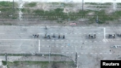 Според Москва, бројот вклучува 694 кои се предале во изминатите 24 часа. Украинските власти не ги потврдија бројките.