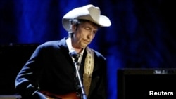 La vedette du rock Bob Dylan sur scène au Wiltern Theatre à Los Angeles le 5 mai 2004.